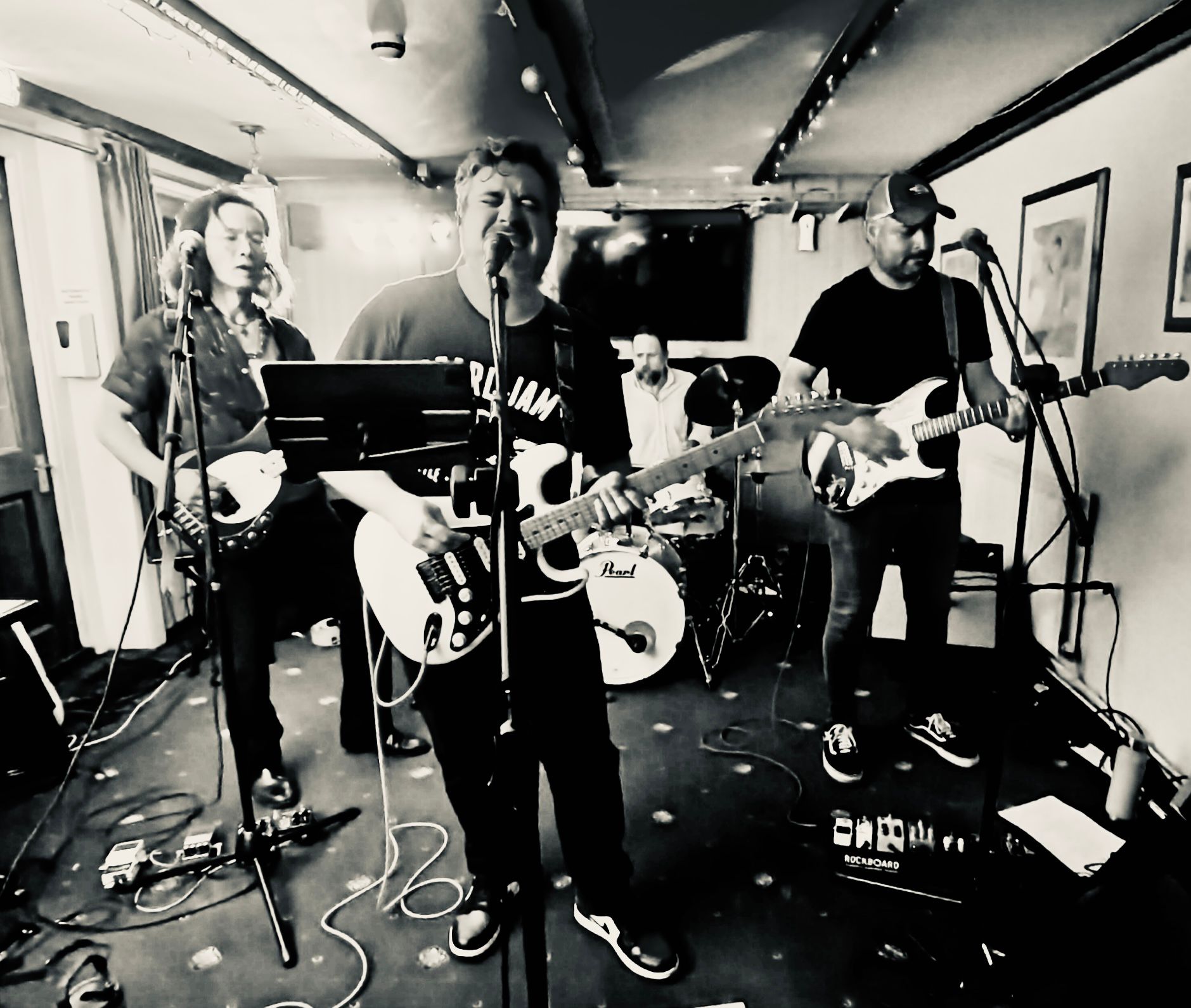 Reever band performance photo 4